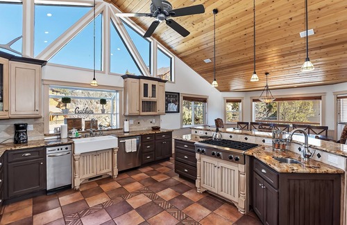 Castle Glen Estates Cabina | Tranquility Lodge by Destination Big Bear : Luxury in Castle Glen Estates! Pool Table!
