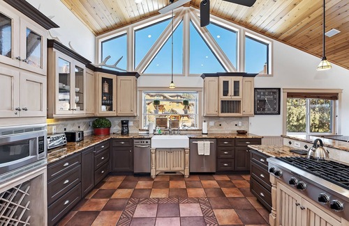 Castle Glen Estates Cabina | Tranquility Lodge by Destination Big Bear : Luxury in Castle Glen Estates! Pool Table!