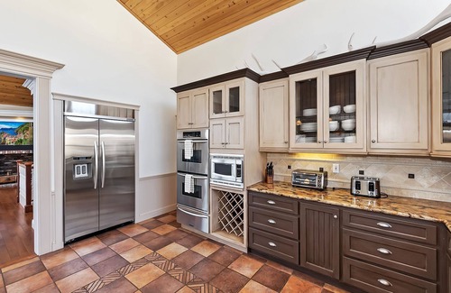 Castle Glen Estates Cabina | Tranquility Lodge by Destination Big Bear : Luxury in Castle Glen Estates! Pool Table!