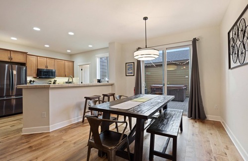 Southern Crossing Apartamento | Tranquility On The Bluffs 3 Bedroom Townhouse by RedAwning