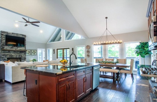 Sevierville Casa | Tranquility Paradise - River View & Hot Tub!