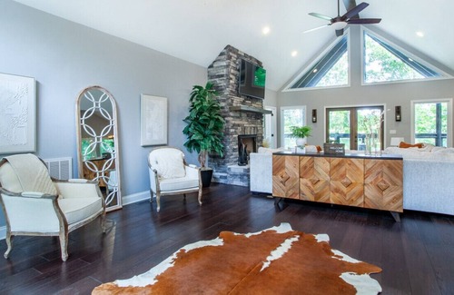 Sevierville Casa | Tranquility Paradise - River View & Hot Tub!