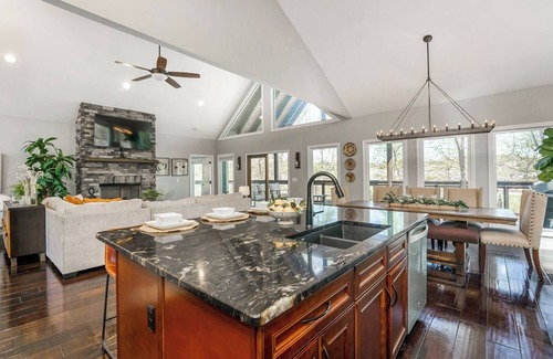 Sevierville Cabina | Tranquility Paradise - A relaxing lakeside retreat!