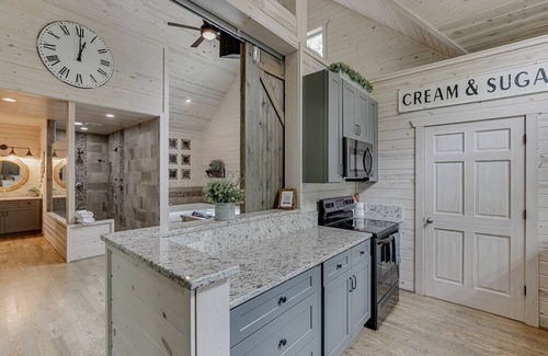 Cleveland Cabina | Tranquility Two- The Perfect Family Cabin, Shuffleboard y Ping Pong Table.