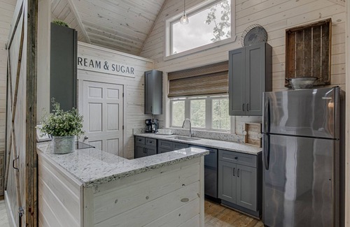 Cleveland Cabina | Tranquility Two- The Perfect Family Cabin, Shuffleboard y Ping Pong Table.