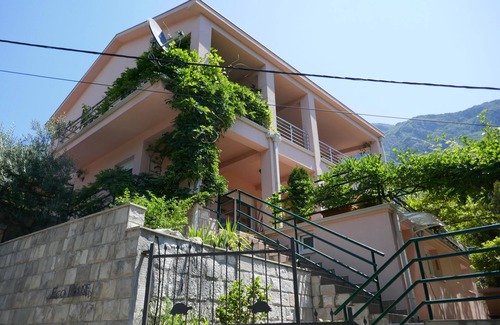 Risan Apartamento | Tranquilidad y comodidad: amplio estudio y terraza, relájese bajo el dosel de la vid.