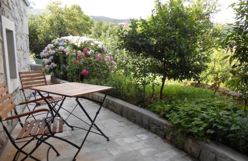 Opric Apartamento | Tranquity Studio Apartment Ika