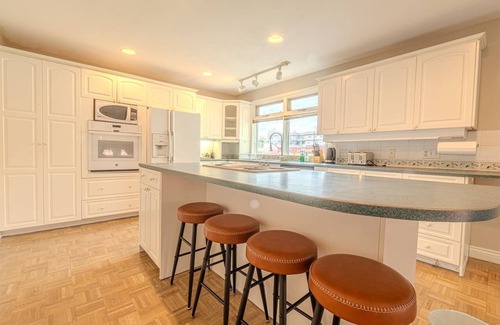 Crescent Heights Casa | *TransCanada* AC+3BR+3Sofa Bed upto 12 sleeps