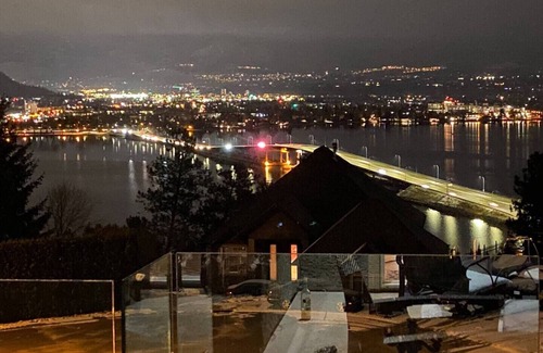 Central Okanagan Casa | Transcendent View Oasis - Lakeview Family Home