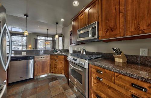 Sun Peaks Casa | Trappers Landing #27 By Bear Country