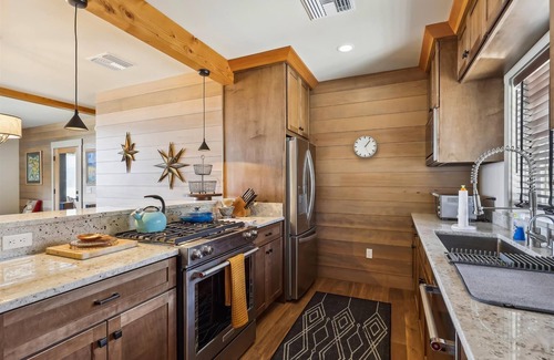 Moscow Villa | TrappHof: 2 br, fireplace, a/c, patio & views, resort amenities!