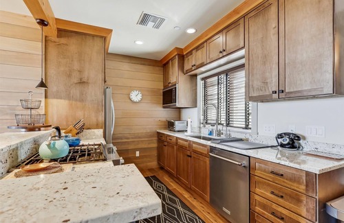 Moscow Villa | TrappHof: 2 br, fireplace, a/c, patio & views, resort amenities!