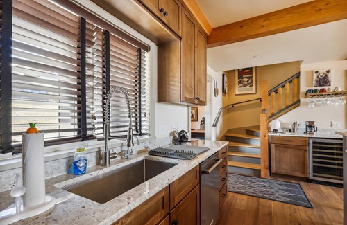 Moscow Villa | TrappHof: 2 br, fireplace, a/c, patio & views, resort amenities!