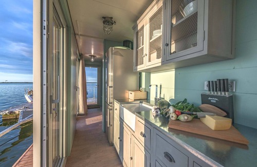 Uecker-Randow Alquiler De Eote | traumHaff houseboat La Péniche / Mar Báltico - diseño, puesta de sol y sauna a bordo