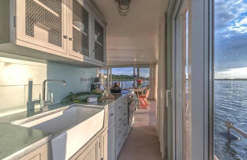 Uecker-Randow Alquiler De Eote | traumHaff houseboat La Péniche / Mar Báltico - diseño, puesta de sol y sauna a bordo