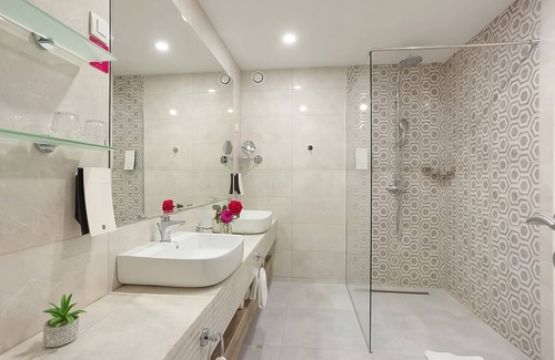 Ulcinj Hotel | Travel Destination! Comfortable 2BR Suite, w/ Outdoor Pools and Beachfront!