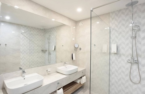 Ulcinj Hotel | Travel Destination! Comfortable 2BR Suite, w/ Outdoor Pools and Beachfront!
