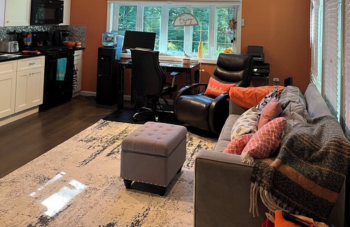South Britain Casa | Traveler’s Dream On Bike Path! Close to Highway, Hospitals, and Schools.