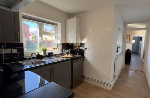 Cradley Casa | Travellers Choice! 3Bed Home SmartTv Gated Parking