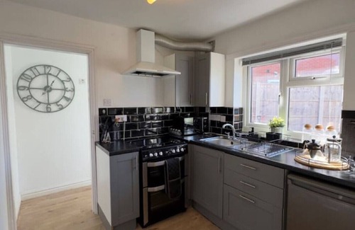 Cradley Casa | Travellers Choice! 3Bed Home SmartTv Gated Parking