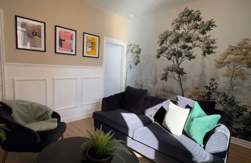 Cradley Casa | Travellers Choice! 3Bed Home SmartTv Gated Parking