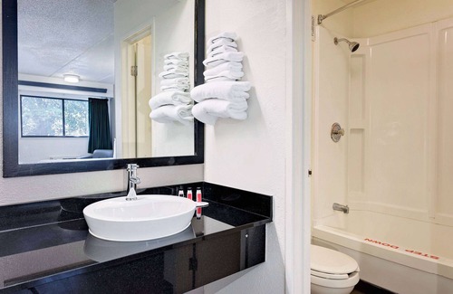 College Park Hotel | Travelodge by Wyndham College Park
