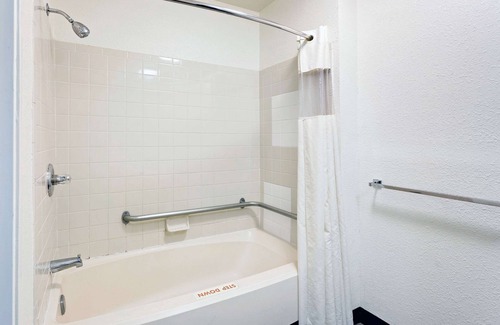 College Park Hotel | Travelodge by Wyndham College Park