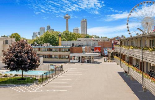 Niagara Falls Hotel | Travelodge by Wyndham Niagara Falls At the Falls