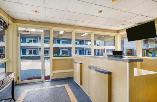 Niagara Falls Hotel | Travelodge by Wyndham Niagara Falls At the Falls