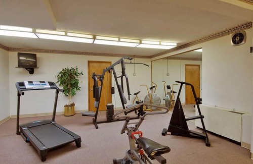 Brook Park Hotel | Travelodge by Wyndham Cleveland Airport
