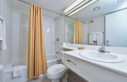 Brook Park Hotel | Travelodge by Wyndham Cleveland Airport