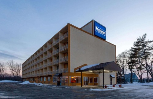 Brook Park Hotel | Travelodge by Wyndham Cleveland Airport