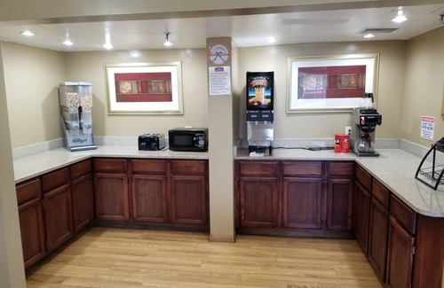 Lansing Hotel | Travelodge by Wyndham Lansing IL