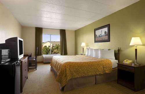 Lansing Hotel | Travelodge by Wyndham Lansing IL