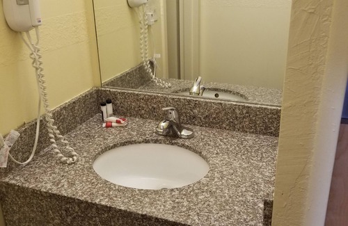 Lansing Hotel | Travelodge by Wyndham Lansing IL