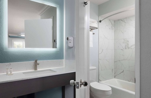 Lemoore Hotel | Travelodge by Wyndham Lemoore Near Naval Air Station