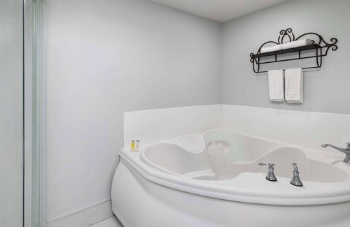 Lemoore Hotel | Travelodge by Wyndham Lemoore Near Naval Air Station