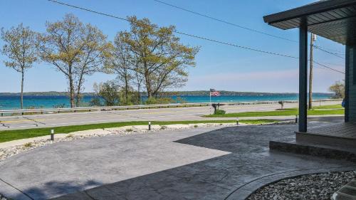 Greilickville Casa | Traverse City Elmwood Ranch - Dog Friendly