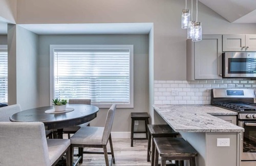 Greilickville Condominio | Traverse City's West Bay Getaway - Dog Friendly!
