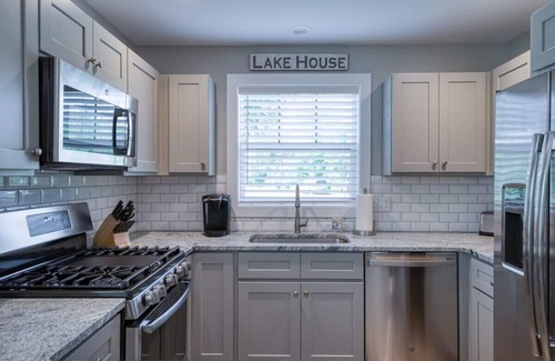Greilickville Condominio | Traverse City's West Bay Getaway - Dog Friendly!