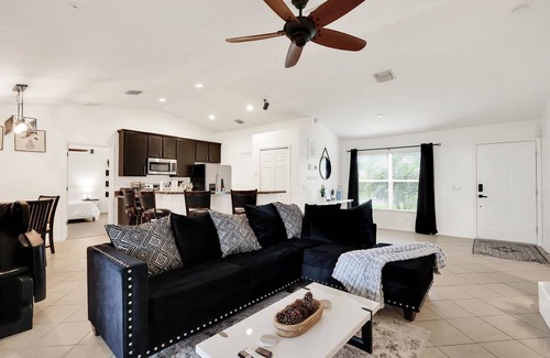 Port Saint Lucie Casa | Treasure Coast of FL with King Size Suite