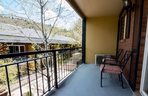 Downtown Park City Hotel | Acogedor y pintoresco rodea este cómodo estudio con balcón privado con vistas al patio