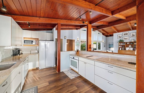 Neahkahnie Beach Casa | Treasure Rocks-Charming 6 bedroom/3 bath oceanview Beach Retreat in Manzanita