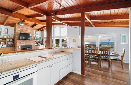 Neahkahnie Beach Casa | Treasure Rocks-Charming 6 bedroom/3 bath oceanview Beach Retreat in Manzanita