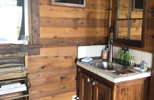 Atascadero Cabina | ¡Cabaña única en una propiedad compartida de 6 acres! Perfecto para entusiastas de Moto !!