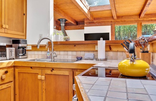 Guerneville Casa | "Árbol Fort" Bañera de hidromasaje! Mesa de fuego !! "Casa inteligente" escondido en el bosque!