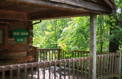 Logan Cabina | Tree House Cabin Hocking Hills