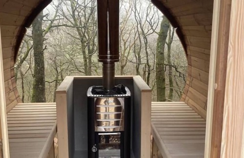 Llanelltyd Cabina | Tree House Cabin with Hot tub & Sauna - In Snowdonia