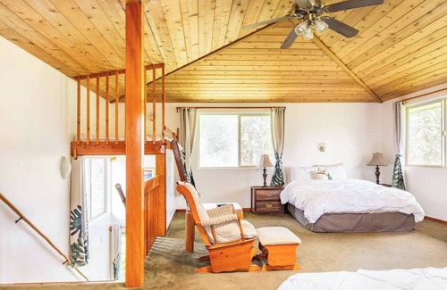 Volcano Cabina | Tree House in Volcano Rainforest with a Hot Tub