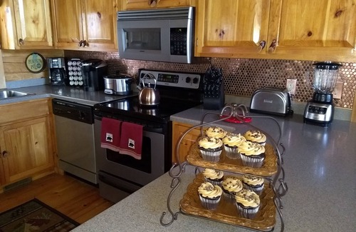 Hiawassee Cabina | Tree House Lodge (Real Log Mountain Paradise)